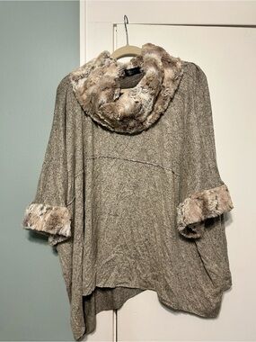 NWT Vine Street Apparel Faux-Fur Trim Taupe Poncho Sweater